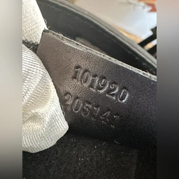 Gucci 101920 Black Leather Shopper Tote w/ Attached Zip Pouch - Picture 14 of 16